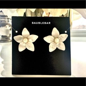 FLOWER STUD RESIN EARRINGS - NEW